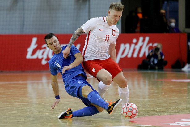 Zawodnik reprezentacji Polski Mateusz Mrowiec (P) i Grek Panagiotis Gousis (L) z Grecji podczas meczu eliminacyjnego do mistrzostw świata w futsalu