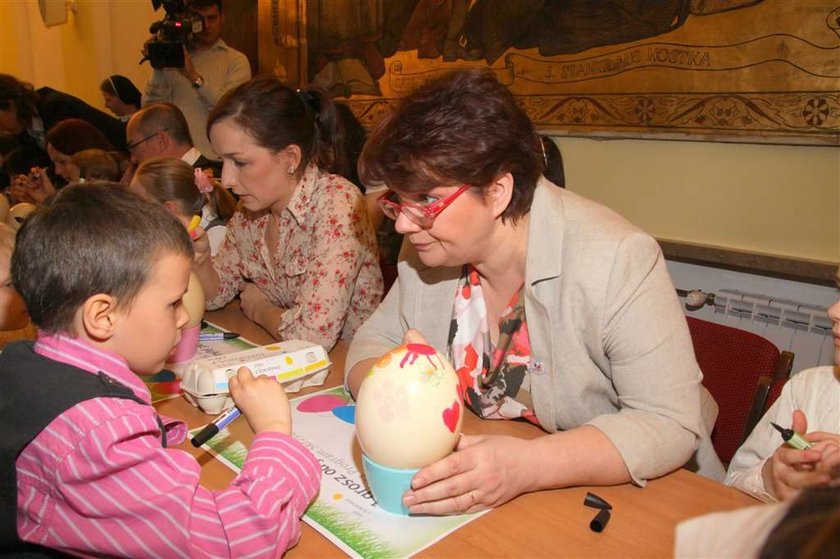 Malowała jajka, zaliczyła wpadkę... FOTO