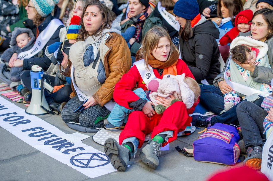 Aktywistki ruchu Extinction Rebellion z dziećmi, podczas protestów w Londynie w grudniu 2019 r.