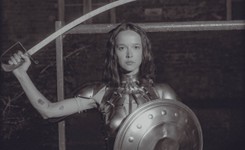 Brodka jako warszawska Syrenka. Tak zmierzyła się z utworem Ireny Santor