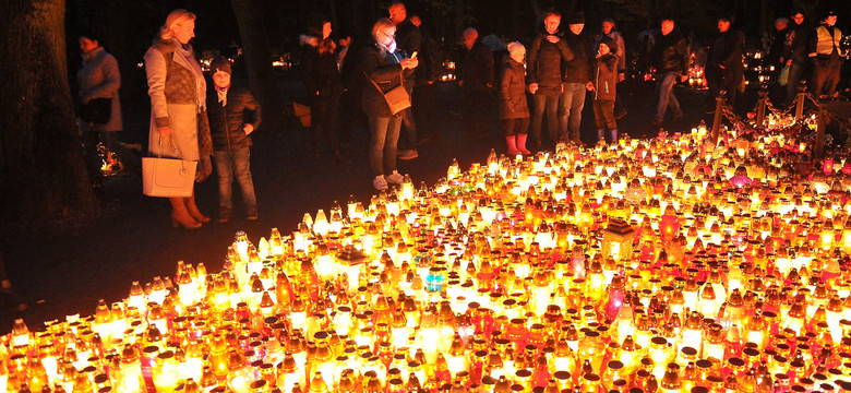 Wszystkich Świętych. Miliony zniczy zapłonęły na polskich cmentarzach