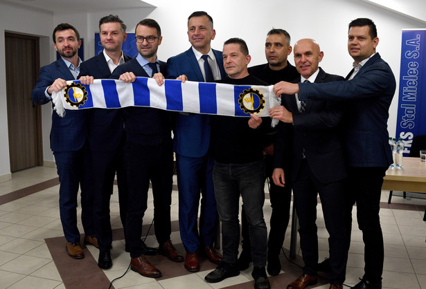 Od lewej: przedstawiciele firmy Enervigo: Piotr Andrusiewicz i Krzysztof Kapinos, poseł do Parlamentu Europejskiego Tomasz Poręba, prezes Zarządu FKS Stal Mielec S.A. Jacek Klimek, właściciel Unir Group Sławomir Gaweł, właściciel Top Gaz Antoni Topór, współwłaściciel spółki Stara Cegielnia Waldemar Kawalec i współwłaściciel firmy Eldrut Bartosz Pietras podczas konferencji prasowej, na Stadionie Miejskim