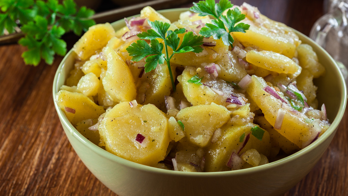 Sałatka ziemniaczana. Wypróbuj przepis na "Kartoffelsalat"