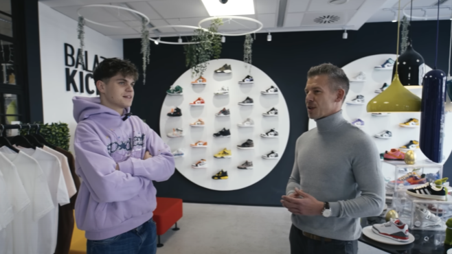 „Szatyrot kérsz?” – Cipőt választott Orbán Viktornak és parodizálta Szijjártót: Magyar Péter a Balázs Kicksben járt – videó