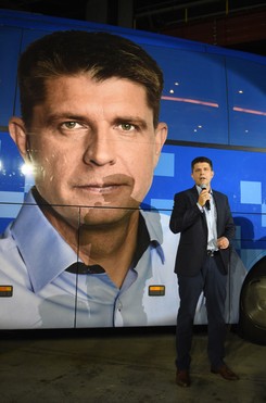 Skąd Petru ma pieniądze? 'Każda osoba z jedynki listy wyborczej wpłaca 30 tysięcy złotych'