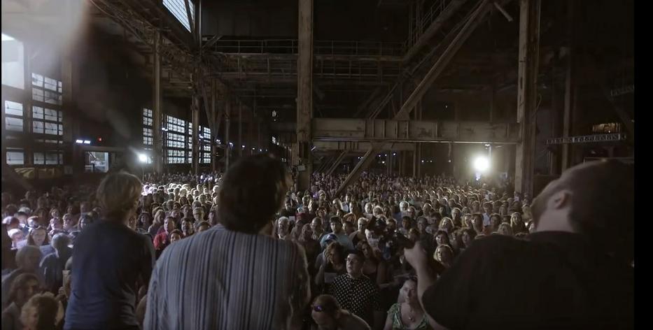 Varázslatos! Ilyen, amikor 1500 ember énekli Leonard Cohen Halleluja című dalát (videó)