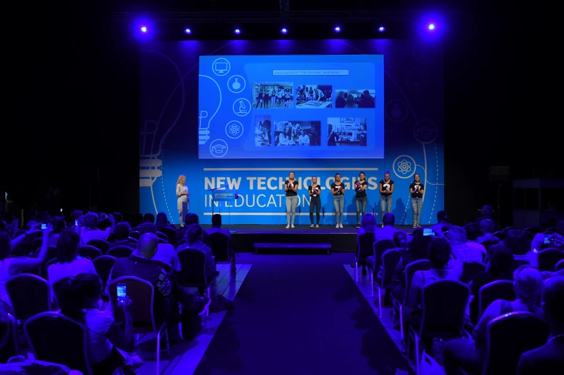 Natalija Budinski sa đacima škole "Petro Kuzmjak"