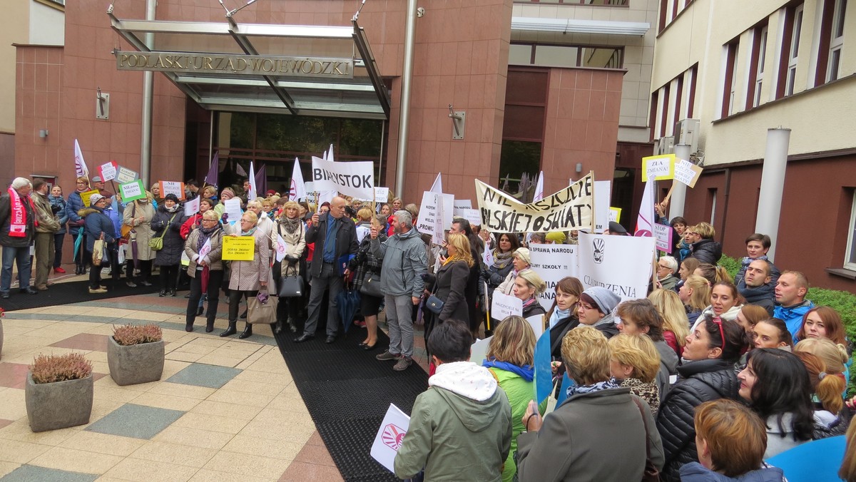 Mimo padającego deszczu około dwustu osób uczestniczyło w pikiecie zorganizowanej przez Związek Nauczycielstwa Polskiego przed urzędem wojewódzkim w Białymstoku. Podlascy pedagodzy o godzinie 14.00 dołączyli do krajowych protestów przeciwko planowanym zmianom w systemie oświatowym.