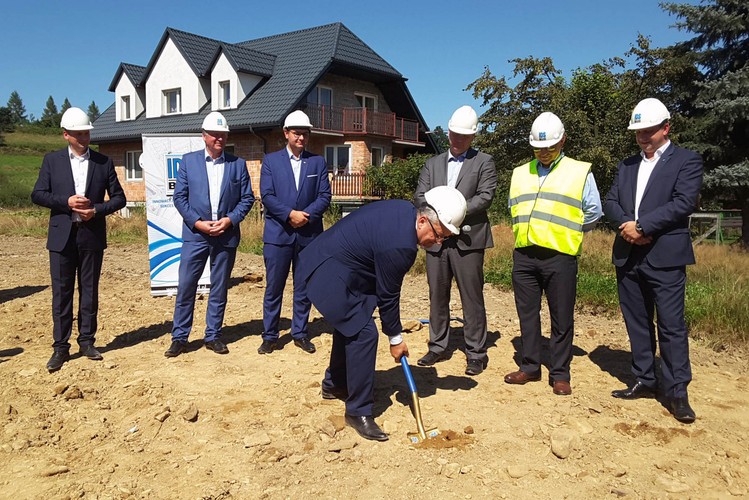 Jest w grupie zagrożonych. Główny zarzut: zastój w inwestycjach infrastrukturalnych. Według GUS w sierpniu produkcja budowlano-montażowa spadła o 20,5 proc. rdr. Walnie przyczyniły się do tego marazm w inwestycjach kolejowych. Spółka PKP PLK ma do wykorzystania do 2023 r. 66 mld zł dotacji UE, z czego zagrożona może być nawet połowa. Pod znakiem zapytania stoi wykonanie nawet mało ambitnego planu na ten rok: 4 mld zł (mimo że to prawie dwa razy mniej niż w 2015 r.). Bomba z opóźnionym zapłonem tyka też na drogach. Program optymalizacji kosztów budowy dróg jest niewystarczający, w związku z czym coraz bardziej realne staje się radykalne przycięcie planowanych inwestycji GDDKiA. Ponadto poważnie opóźniają się wdrożenia nowego systemu poboru opłat na autostradach. Adamczyka broni to, że właśnie ruszają prace nad programem „Mieszkanie Plus”, który przygotował resort infrastruktury. Szef MIB jest niejako twarzą kolejnego po 500 Plus sztandarowego projektu rządu. Fot. Min. A. Adamczyk wbija pierwszą łopatę na budowie S7 Lubień - Naprawa. źródło: resort infrastruktury