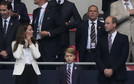 Księżna Kate, książę William i książę George w skupieniu przyglądają się wydarzeniom na boisku