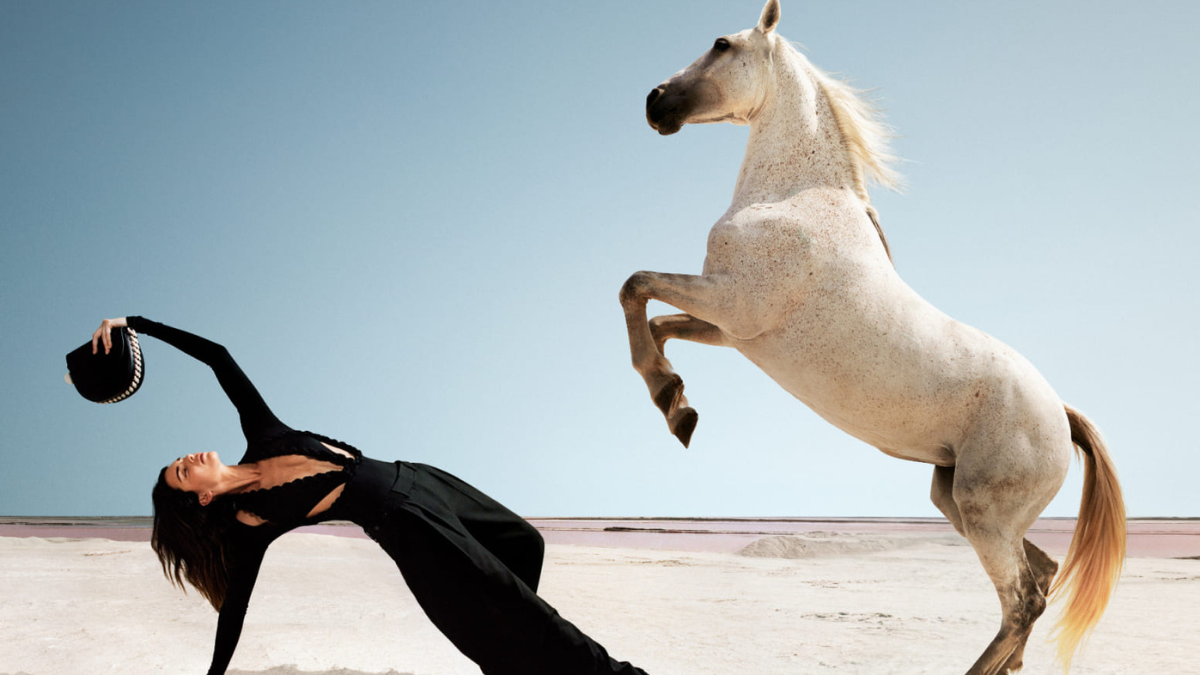Kendall Jenner meztelenül üli meg a lovat Stella McCartney új kampányában