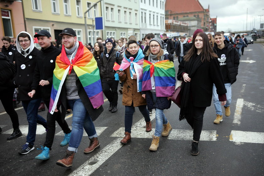 Gdańsk, 6 lutego. Młodzi ponad podziałami w marszu przeciwko nienawiści przeszli od Dworu Artusa pod pomnik Poległych Stoczniowców