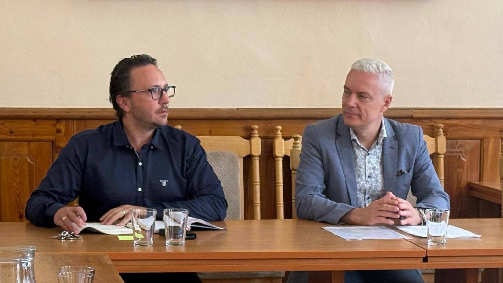 Viceprimátor Kežmarku Jozef Matia (vľavo) a primátor Kežmarku Ján Ferenčák.