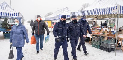 Policjanci na rynku na Przymorzu. Upominali ludzi bez masek. To efekt publikacji Faktu