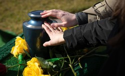 Pijany zabrał z cmentarza urnę z prochami ojca i wiózł ją tramwajem