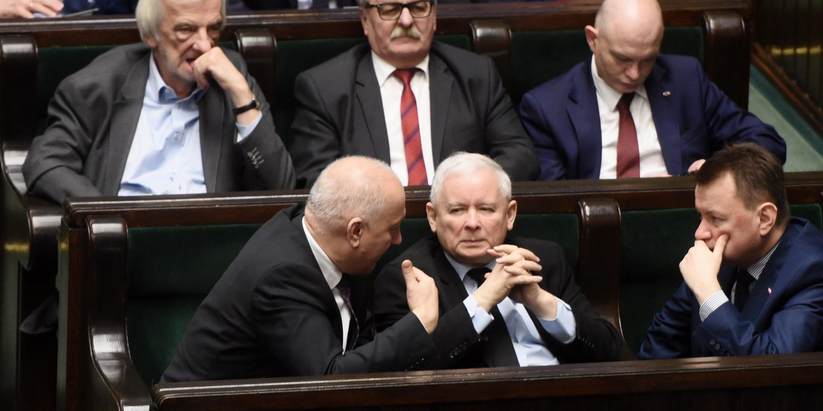 Jarosław Kaczyński w otoczeniu prominentnych polityków PiS