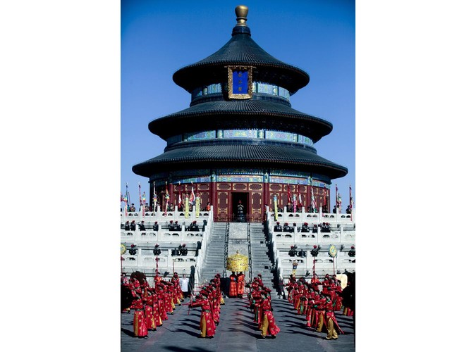 Aktorzy przebrani w tradycyjne kostiumy z czasów cesarstwa biorą udział w uroczystościach w Świątyni Ziemi w Pekinie