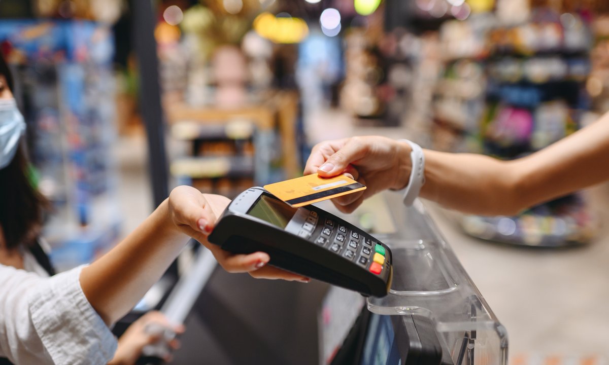 Czy sprzedawca może odmówić płatności kartą, gdy nie ma terminala? Przepisy mówią jasno