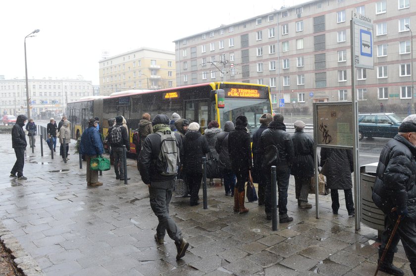 Pasażerowie czekają na przystanku