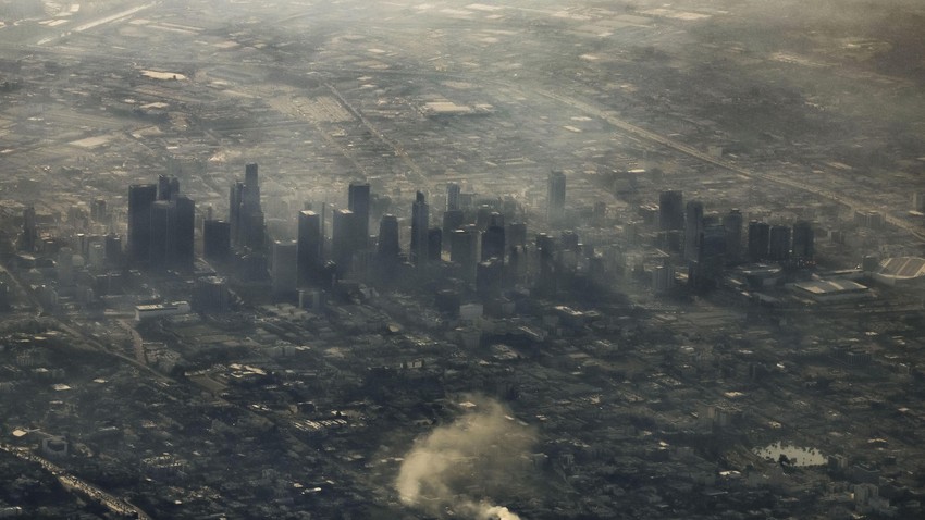 Dim i zagađenje vazduha prisutni su i u centralnim oblastima Los Anđelesa, koje dosad nisu pogođene požarima | Foto: CAROLINE BREHMAN/EPA-EFE/REX/Shutterstock