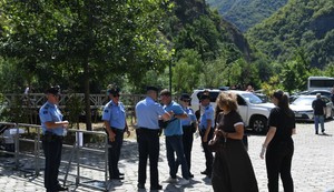 Kosovska policija pretresala vernike na ulazu u portu manastira Sveti Arhangeli 