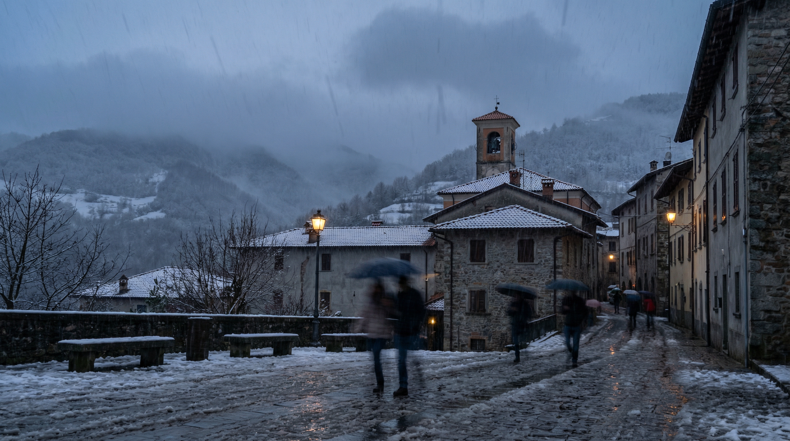 Maltempo al Centro-Sud: allerta arancione in tre regioni, burrasca e mareggiate da domani