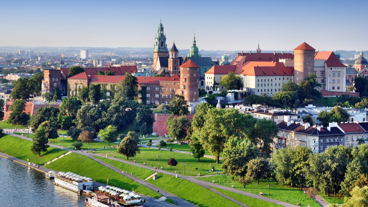 Sprawa o zabezpieczenie Domu imienia Józefa Piłsudskiego na rzecz Gminy Miejskiej Kraków - która jest jego prawnym właścicielem - została właśnie przekazana przez Sąd Okręgowy do ponownego rozpatrzenia przez Sąd Rejonowy dla Krakowa-Krowodrzy. Oznacza to, że urzędnicy nadal nie będą mieli możliwości wejścia do Domu Marszałka zajmowanego przez Związek Legionistów Polskich. W efekcie niemożliwy będzie również remont zabytku, który w fatalnym stanie.