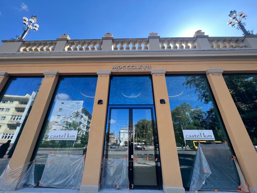 Nad drzwiami wejściowymi rzymska data budowy Bastionu Sakwowego