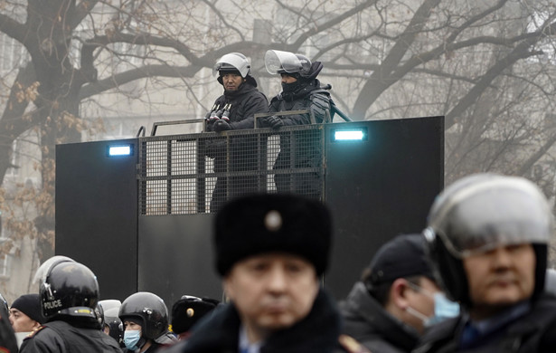 epa09667754 Riot police officers patrol in a street during rally over a hike in energy prices in Almaty, Kazakhstan, 05 January 2022. Protesters stormed the mayor's office in Almaty, as Kazakh President Kassym-Jomart Tokayev declared a state of emergency in the capital until 19 January 2022. EPA/STR Dostawca: PAP/EPA.
