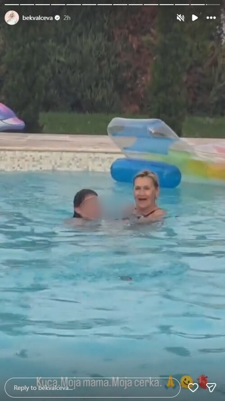 Nataša snimala ćerku i majku u bazenu