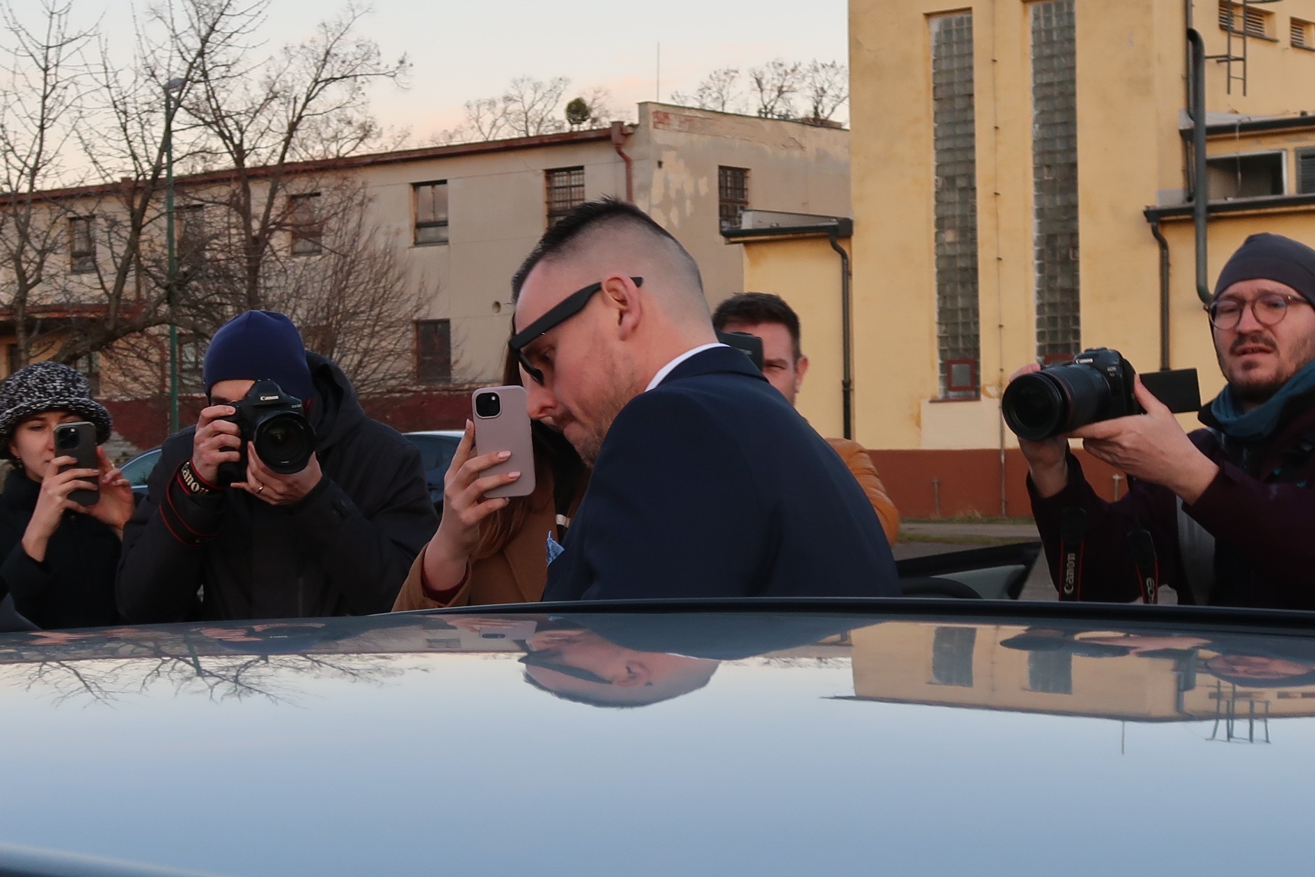 Trestne stíhaný Daniel Bombic odchádza z budovy Špecializovaného trestného súdu v Pezinku.