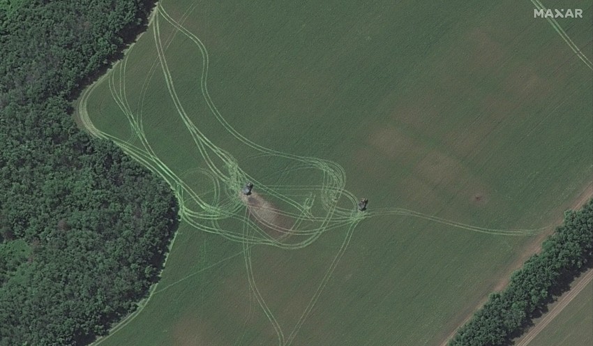 Višecevni raketni lanseri okrenuti ka Severodonjecku na oko 11 kilometara severoistočno od grada na satelitskoj slici od 6. juna