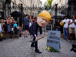 Protestujący przed siedzibą brytyjskiego rządu. Londyn, Downing Street 10, 27 sierpnia 2019 r.