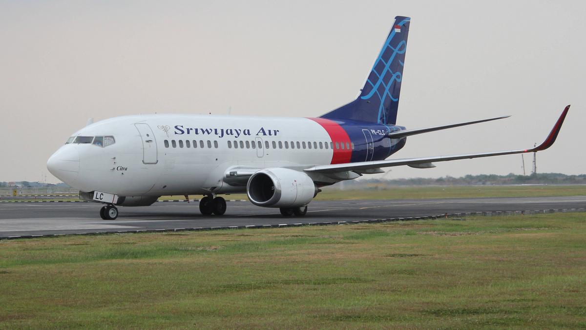 The Boeing 737-524 plane, registration PK-CLC, linii Sriwijaya Air