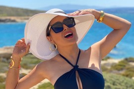 NAJBUJNIJE PRIRODNE GRUDI Holivuda eksplodirale na mrežama: Vatrena glumica POZIRA U TOPLESU, ima 58 godina, ali stari unazad