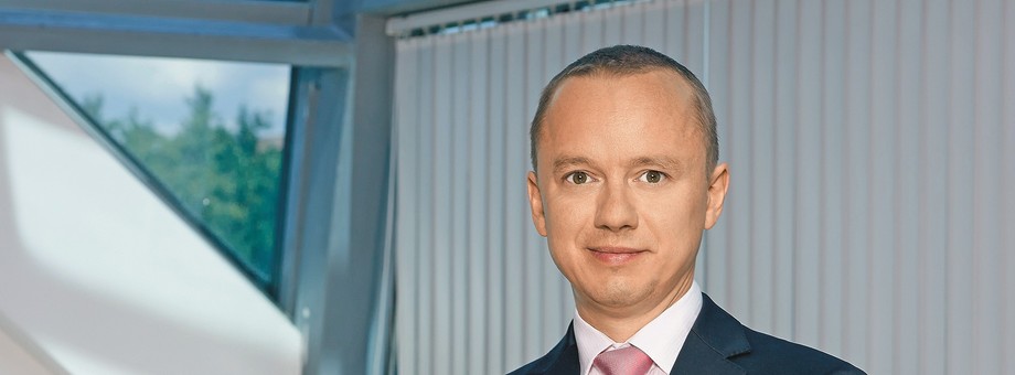 Hrvoje Puhalo, prezes Podravka Polska. W chorwackim producencie żywności pracuje już od niemal 22 lat. Początkowo odpowiadał za sprzedaż, następnie marketing napojów, a w 2008 r. został dyrektorem działu mrożonek na rynku chorwackim. W 2013 r. przyjechał do Polski. Przez pierwsze cztery lata był szefem marketingu, a w 2017 r. został prezesem zarządu polskiego oddziału firmy. Ukończył ekonomię i marketing na Uniwersytecie w Zagrzebiu. Biegle mówi po polsku.