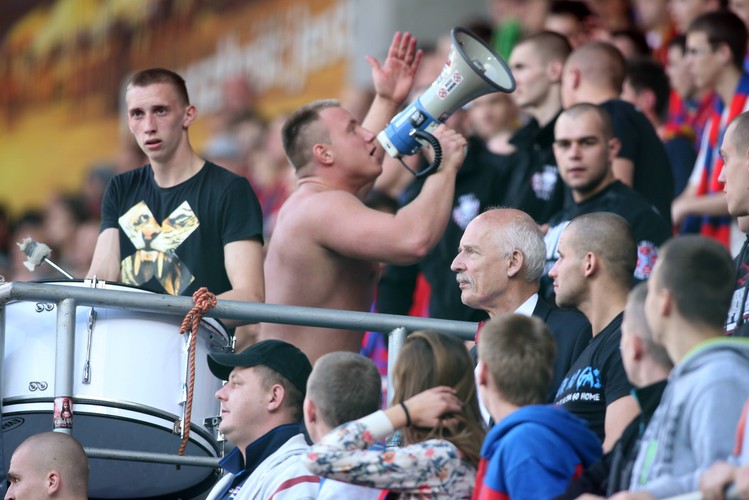 Kibic w muszce jest mniej awanturujący się. Korwin Mikke poszedł na mecz Piast - Legia