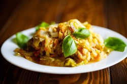 Bigos z młodej kapusty z pieczarkami. Biała kiełbasa podkreśli jego smak