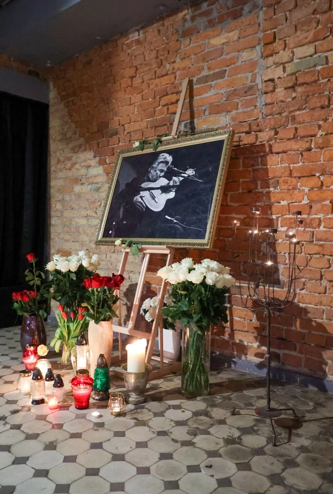 Żałoba po Emilianie Kamińskim w Teatrze Kamienica 