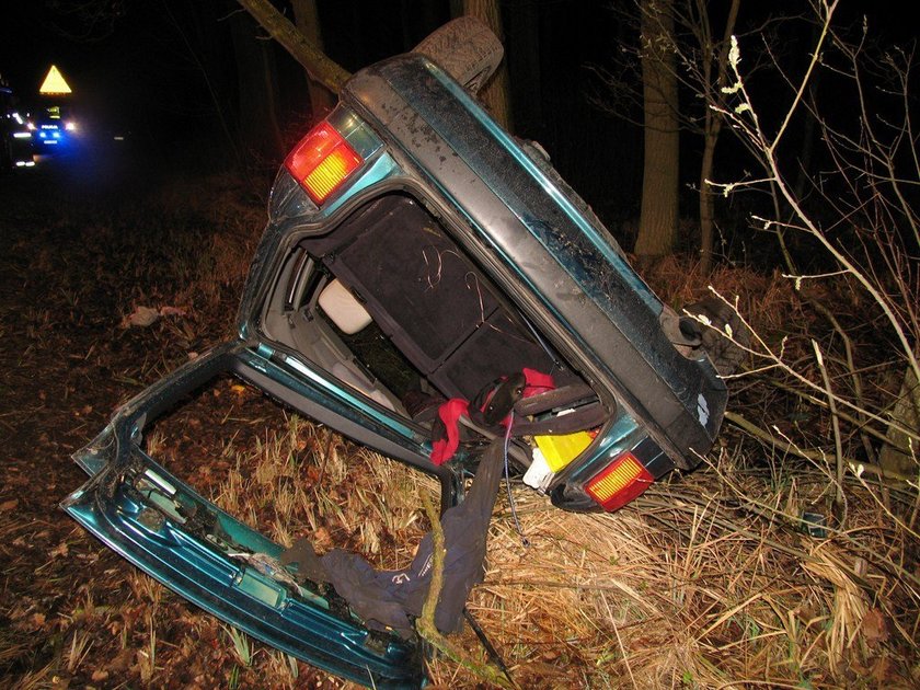 Masakra na drodze. Auto dachowało, zostało zmiażdżone!