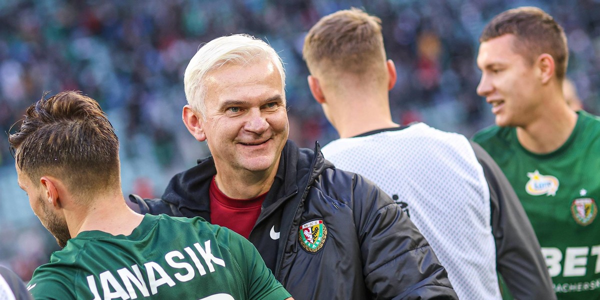 W poprzednim sezonie Jacek Magiera w dramatycznych okolicznościach utrzymał Śląsk w Ekstraklasie, a w w tym prowadzi wrocławski klub do mistrzostwa Polski.