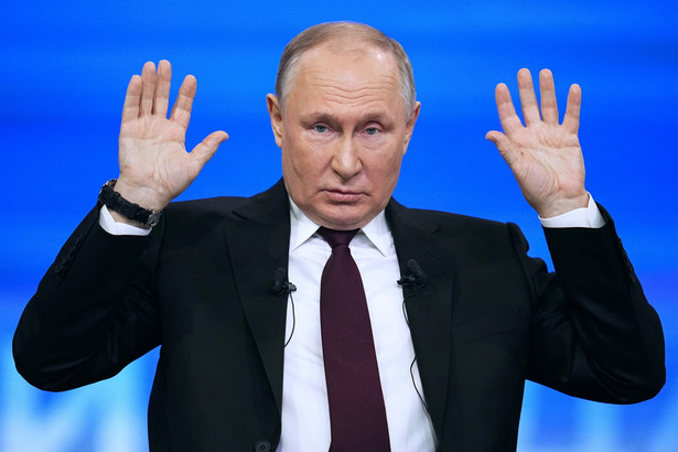 Prezydent Rosji Władimir Putin odpowiada na pytania podczas dorocznej konferencji prasowej w Moskwie, 14 grudnia 2023 r.
