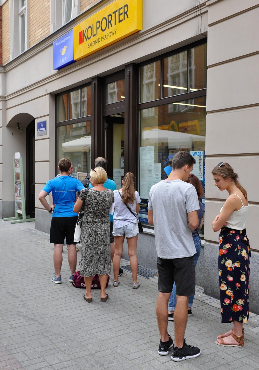 Kolejka po kartę ŚKUP w Katowicach