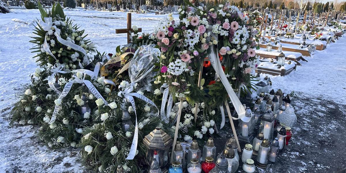 Tragedia w Międzyzdrojach. Rozpędzone audi wjechało w 4-osobową rodzinę. Rodzice i ich 7-letni syn spoczęli na wrocławskim cmentarzu.
