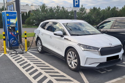 Wkrótce samochód naładujesz przy każdym dużym sklepie. Lidl i Biedronka już się szykują