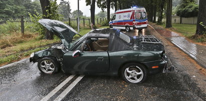 Pijany policjant rozbił mazdę, później szalał w szpitalu