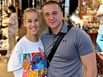 "Dok te ona grli i smeje se, ja znam da smo dobile sve na svetu" Devojka sa krilima se javno obratila mužu, pa usledila lavina komentara