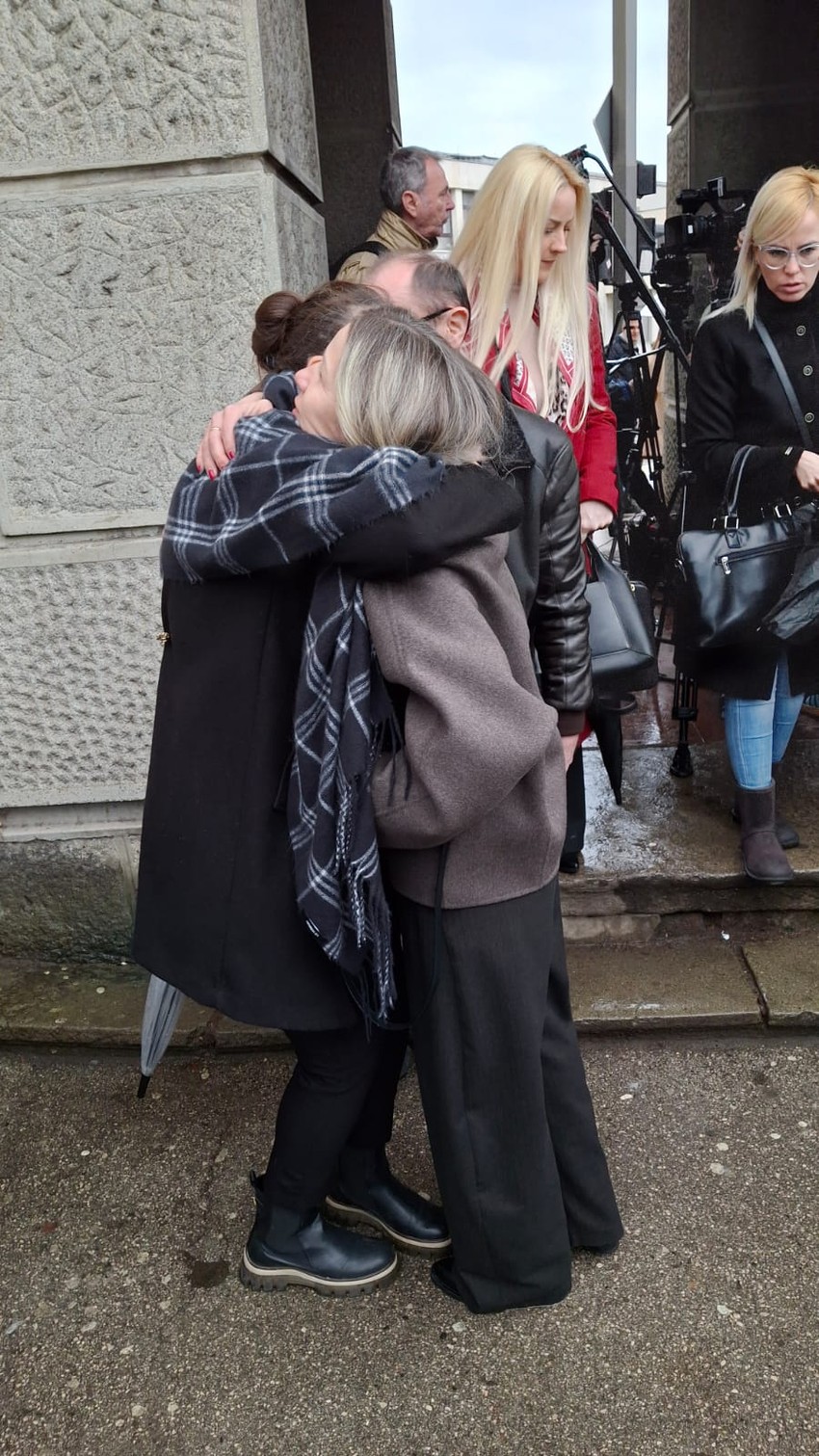 Dolazak roditelja ubijenog Andreja sa roditeljima iz Ribnikara, Dubone i Orašja u Viši sud u Nišu