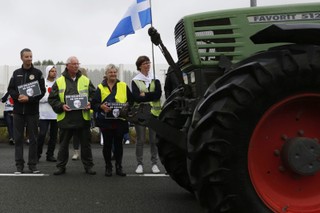 Francja: Mieszkańcy Calais żądają usunięcia obozowiska emigrantów, blokują drogi