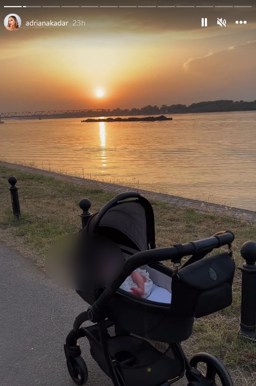 Adriana i Sava prošetali ćerkicu